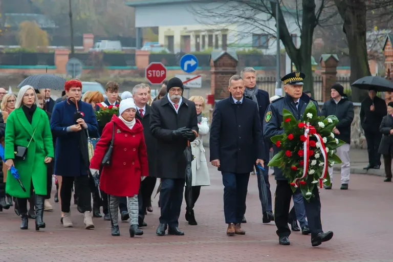Płomień patriotyzmu płonął jasno podczas Obchodów Narodowego Święta Niepodległości w Ostrowi Mazowieckiej (zdjęcia)