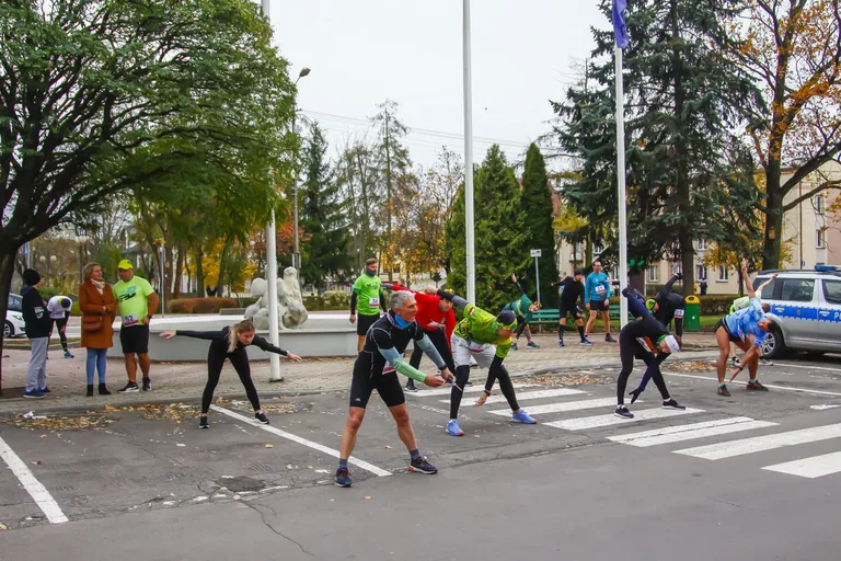 Deszczowa pogoda nie zatrzymała uczestników Półmaratonu Ostrowskiego (zdjęcia)
