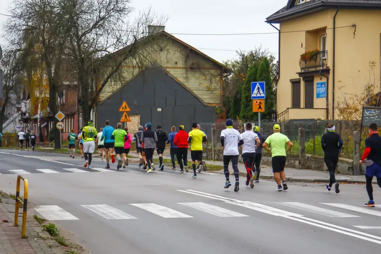 Deszczowa pogoda nie zatrzymała uczestników Półmaratonu Ostrowskiego (zdjęcia)