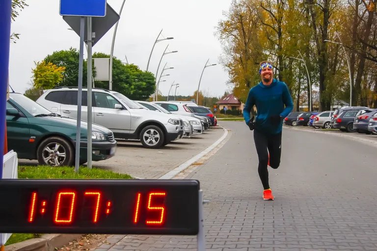 Deszczowa pogoda nie zatrzymała uczestników Półmaratonu Ostrowskiego (zdjęcia)