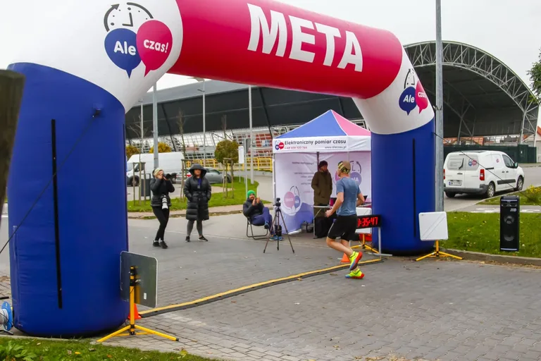 Deszczowa pogoda nie zatrzymała uczestników Półmaratonu Ostrowskiego (zdjęcia)