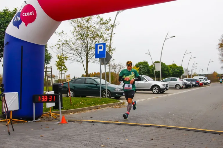 Deszczowa pogoda nie zatrzymała uczestników Półmaratonu Ostrowskiego (zdjęcia)
