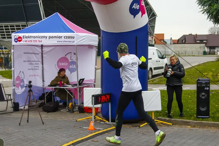 Deszczowa pogoda nie zatrzymała uczestników Półmaratonu Ostrowskiego (zdjęcia)