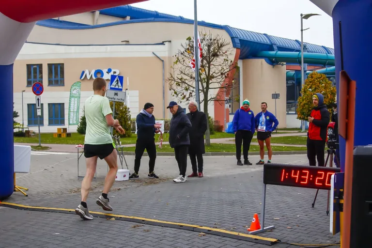 Deszczowa pogoda nie zatrzymała uczestników Półmaratonu Ostrowskiego (zdjęcia)