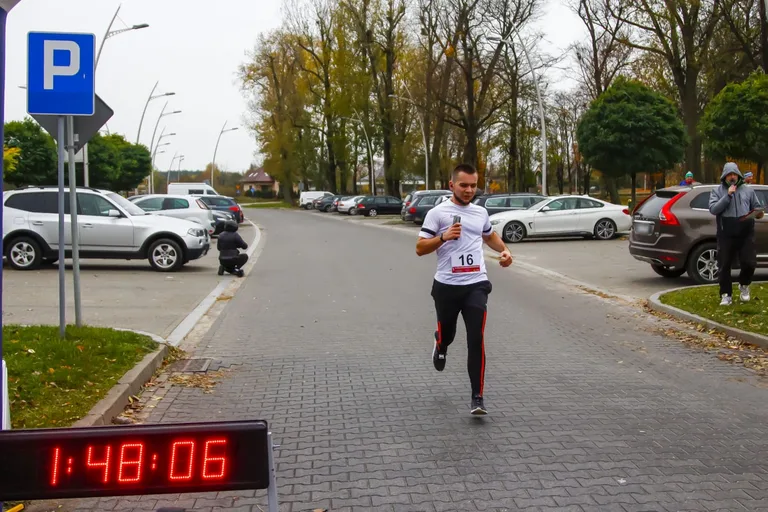 Deszczowa pogoda nie zatrzymała uczestników Półmaratonu Ostrowskiego (zdjęcia)