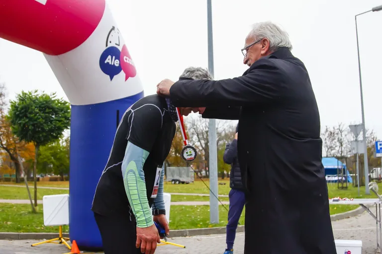 Deszczowa pogoda nie zatrzymała uczestników Półmaratonu Ostrowskiego (zdjęcia)