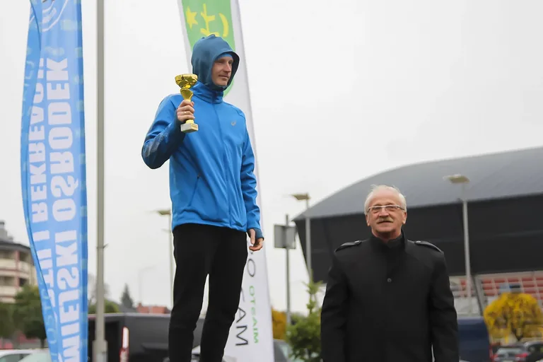 Deszczowa pogoda nie zatrzymała uczestników Półmaratonu Ostrowskiego (zdjęcia)