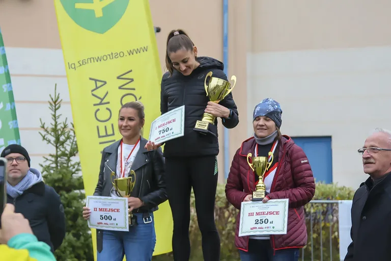 Deszczowa pogoda nie zatrzymała uczestników Półmaratonu Ostrowskiego (zdjęcia)