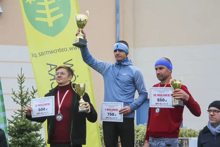 Deszczowa pogoda nie zatrzymała uczestników Półmaratonu Ostrowskiego (zdjęcia)
