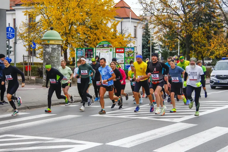 Deszczowa pogoda nie zatrzymała uczestników Półmaratonu Ostrowskiego (zdjęcia)