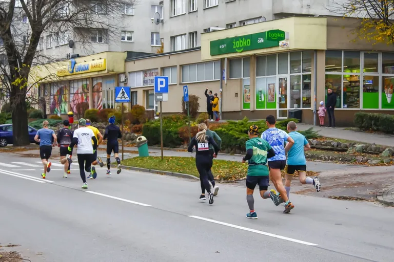 Deszczowa pogoda nie zatrzymała uczestników Półmaratonu Ostrowskiego (zdjęcia)