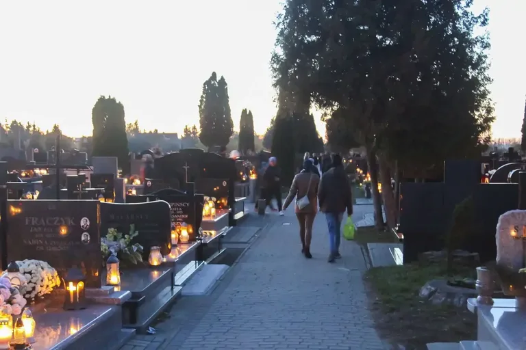 Zobacz niepowtarzalną atmosferę ostrowskiego cmentarza w dniu Wszystkich Świętych na naszych zdjęciach