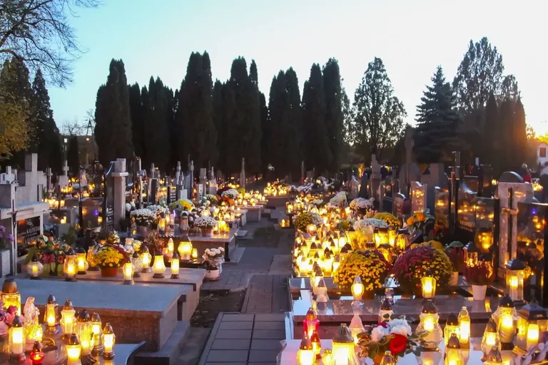Zobacz niepowtarzalną atmosferę ostrowskiego cmentarza w dniu Wszystkich Świętych na naszych zdjęciach