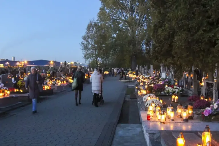 Zobacz niepowtarzalną atmosferę ostrowskiego cmentarza w dniu Wszystkich Świętych na naszych zdjęciach