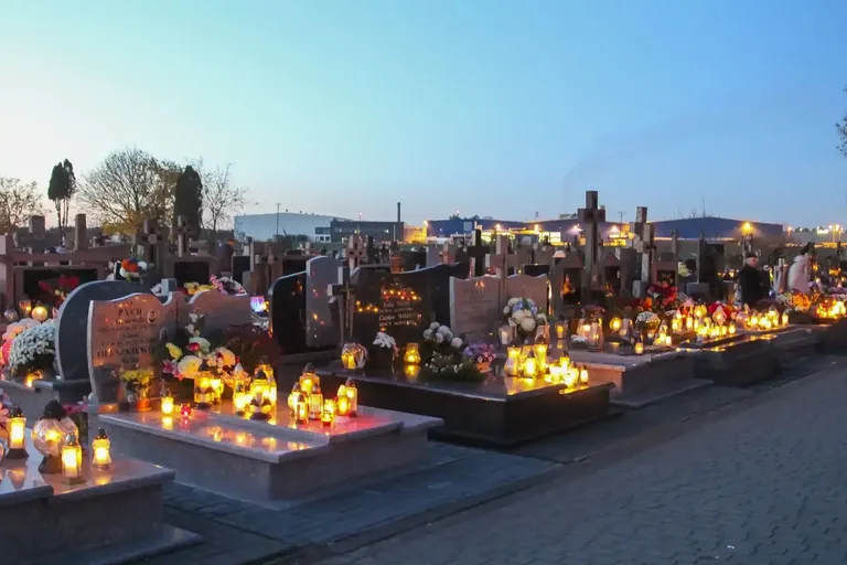 Zobacz niepowtarzalną atmosferę ostrowskiego cmentarza w dniu Wszystkich Świętych na naszych zdjęciach