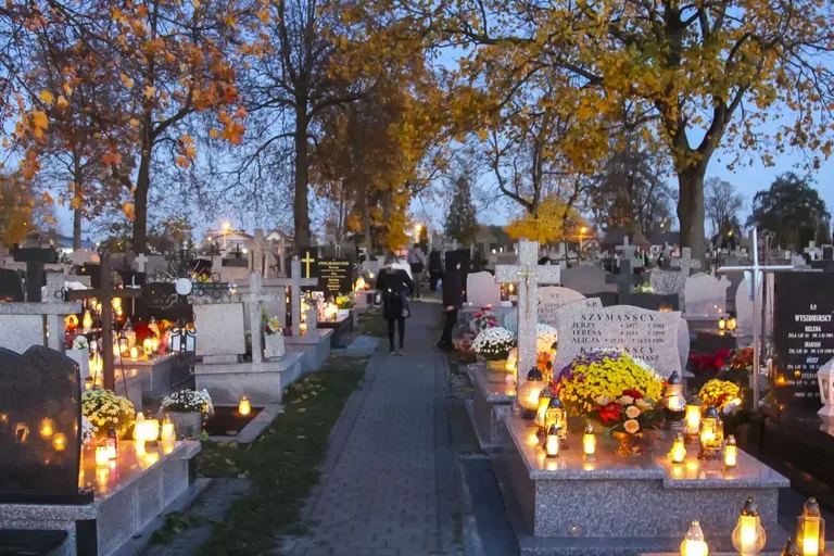 Zobacz niepowtarzalną atmosferę ostrowskiego cmentarza w dniu Wszystkich Świętych na naszych zdjęciach