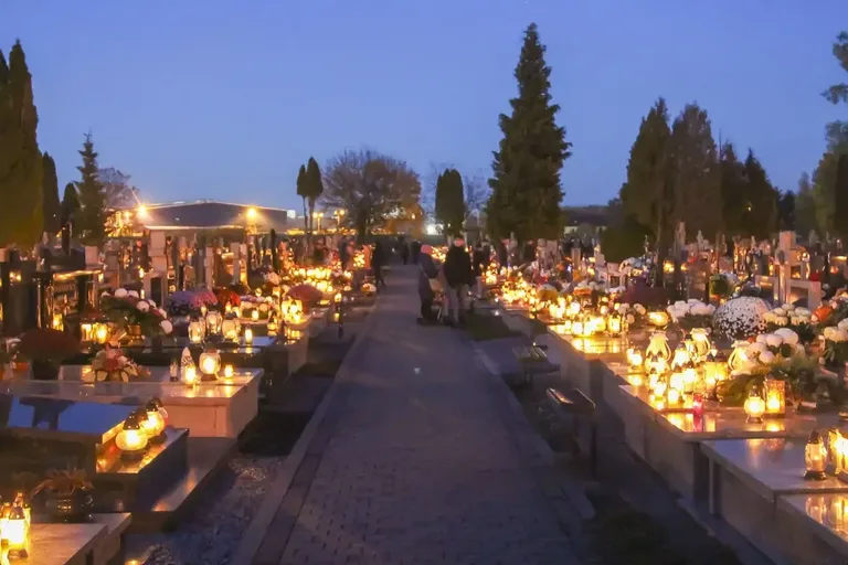 Zobacz niepowtarzalną atmosferę ostrowskiego cmentarza w dniu Wszystkich Świętych na naszych zdjęciach