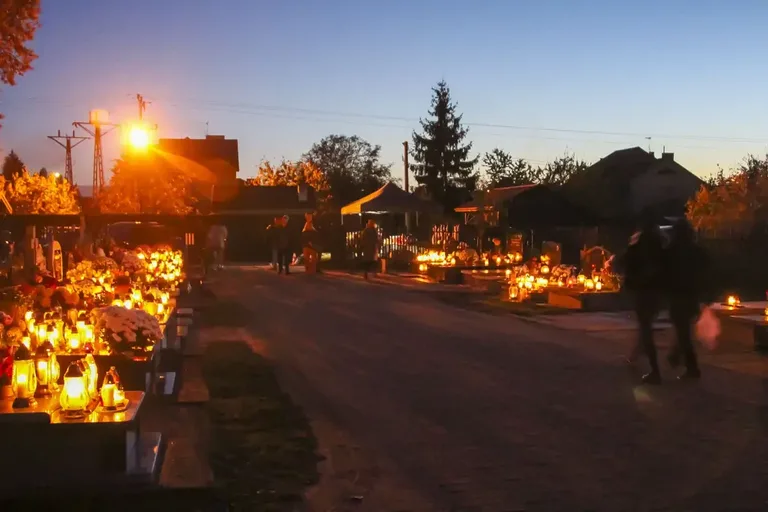 Zobacz niepowtarzalną atmosferę ostrowskiego cmentarza w dniu Wszystkich Świętych na naszych zdjęciach