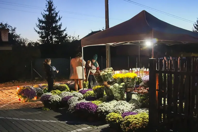 Zobacz niepowtarzalną atmosferę ostrowskiego cmentarza w dniu Wszystkich Świętych na naszych zdjęciach