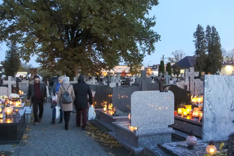 Zobacz niepowtarzalną atmosferę ostrowskiego cmentarza w dniu Wszystkich Świętych na naszych zdjęciach