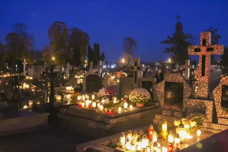 Zobacz niepowtarzalną atmosferę ostrowskiego cmentarza w dniu Wszystkich Świętych na naszych zdjęciach