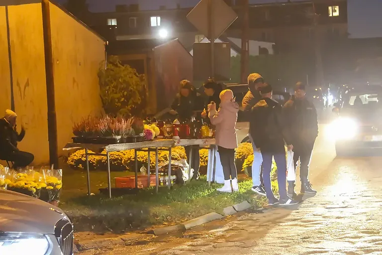 Zobacz niepowtarzalną atmosferę ostrowskiego cmentarza w dniu Wszystkich Świętych na naszych zdjęciach