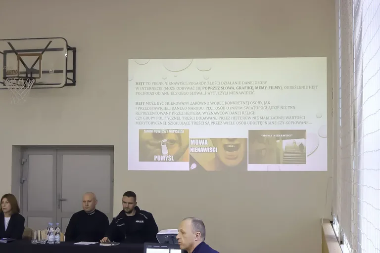Ostrowscy uczniowie i rodzice dowiedzieli się, jak zapobiegać przemocy (zdjęcia)