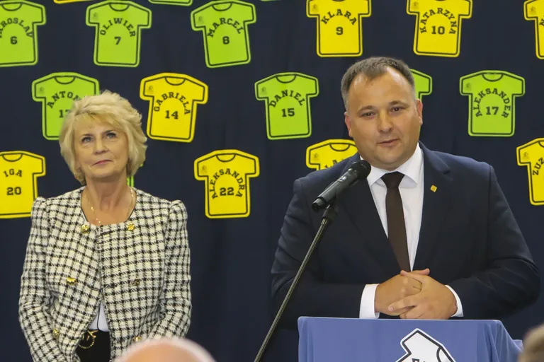 Uroczyste ślubowanie oddziału sportowego w Szkole Podstawowej nr 2 w Ostrowi Mazowieckiej (zdjęcia)
