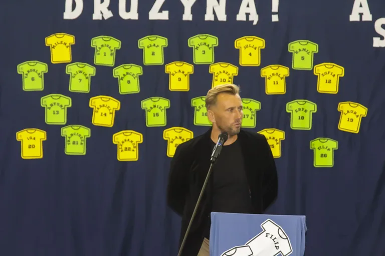 Uroczyste ślubowanie oddziału sportowego w Szkole Podstawowej nr 2 w Ostrowi Mazowieckiej (zdjęcia)