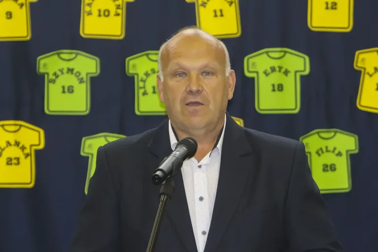 Uroczyste ślubowanie oddziału sportowego w Szkole Podstawowej nr 2 w Ostrowi Mazowieckiej (zdjęcia)