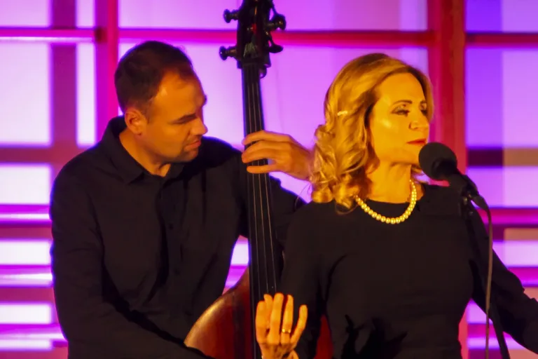 Piosenki Édith Piaf w wykonaniu Anny Sroki-Hryń z zespołem Nie Żal Mi (zdjęcia)
