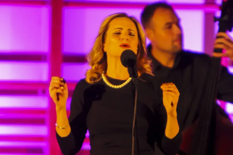 Piosenki Édith Piaf w wykonaniu Anny Sroki-Hryń z zespołem Nie Żal Mi (zdjęcia)