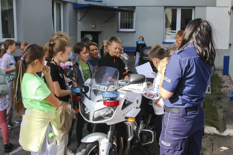 Przedstawienie pracy policjanta w dzień otwarty Komendy Powiatowej Policji (zdjęcia)