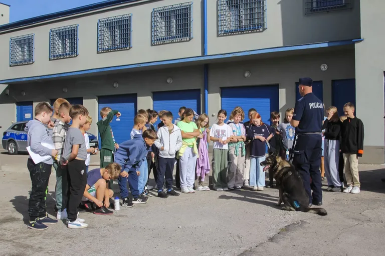 Przedstawienie pracy policjanta w dzień otwarty Komendy Powiatowej Policji (zdjęcia)