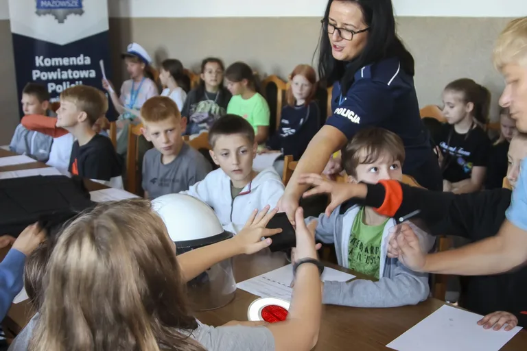 Przedstawienie pracy policjanta w dzień otwarty Komendy Powiatowej Policji (zdjęcia)