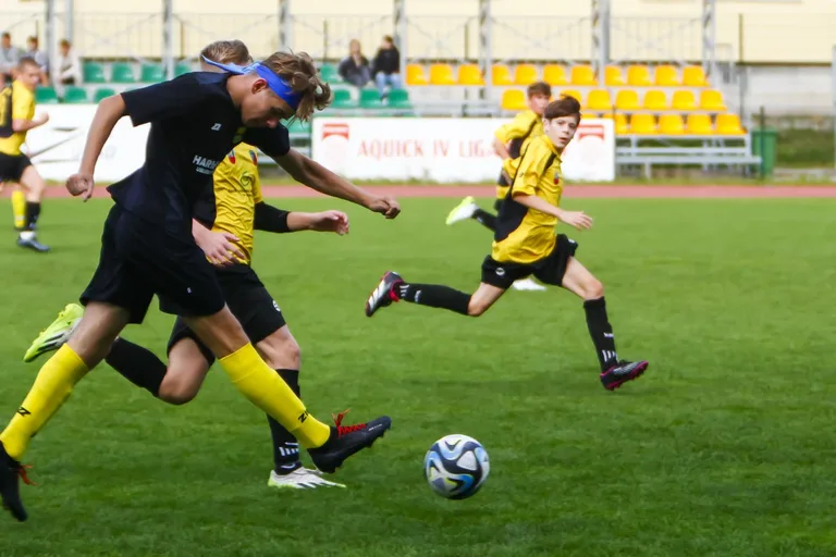 Popołudniowy mecz roczników 2009 KS Ostrovia i Żbik Nasielsk (zdjęcia)
