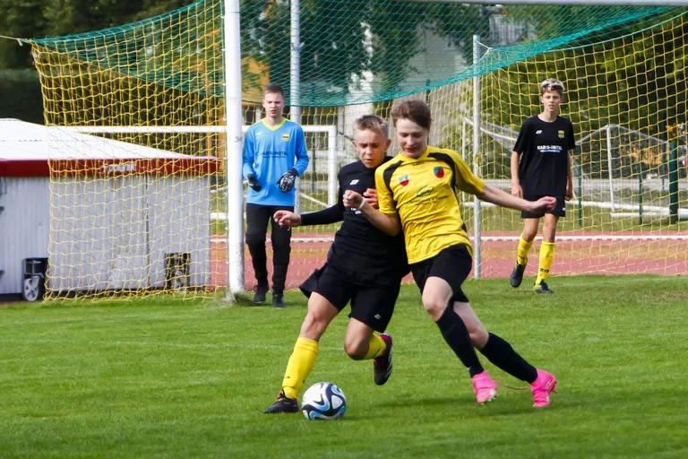 Popołudniowy mecz roczników 2009 KS Ostrovia i Żbik Nasielsk (zdjęcia)