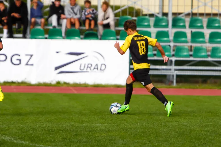 Popołudniowy mecz roczników 2009 KS Ostrovia i Żbik Nasielsk (zdjęcia)