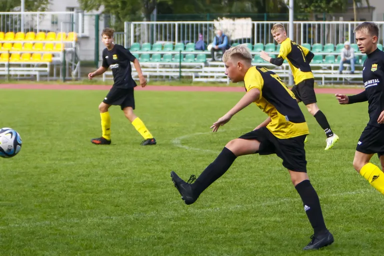 Popołudniowy mecz roczników 2009 KS Ostrovia i Żbik Nasielsk (zdjęcia)