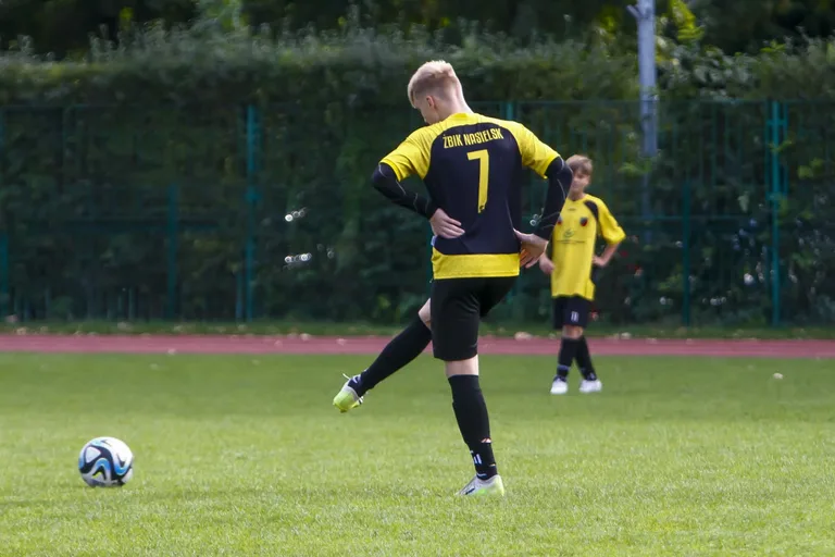 Popołudniowy mecz roczników 2009 KS Ostrovia i Żbik Nasielsk (zdjęcia)