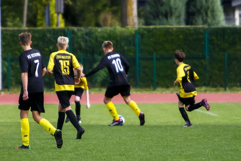 Popołudniowy mecz roczników 2009 KS Ostrovia i Żbik Nasielsk (zdjęcia)