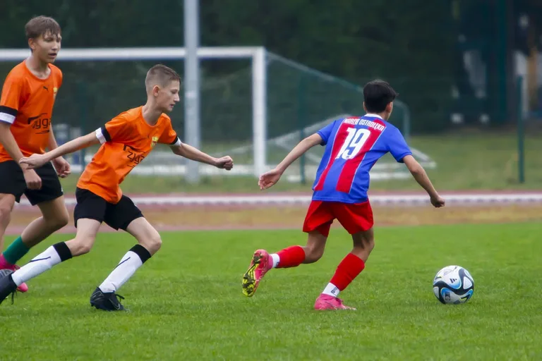KS Ostrovia z rocznika 2010 wygrywa sobotni mecz! (zdjęcia)