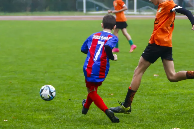 KS Ostrovia z rocznika 2010 wygrywa sobotni mecz! (zdjęcia)