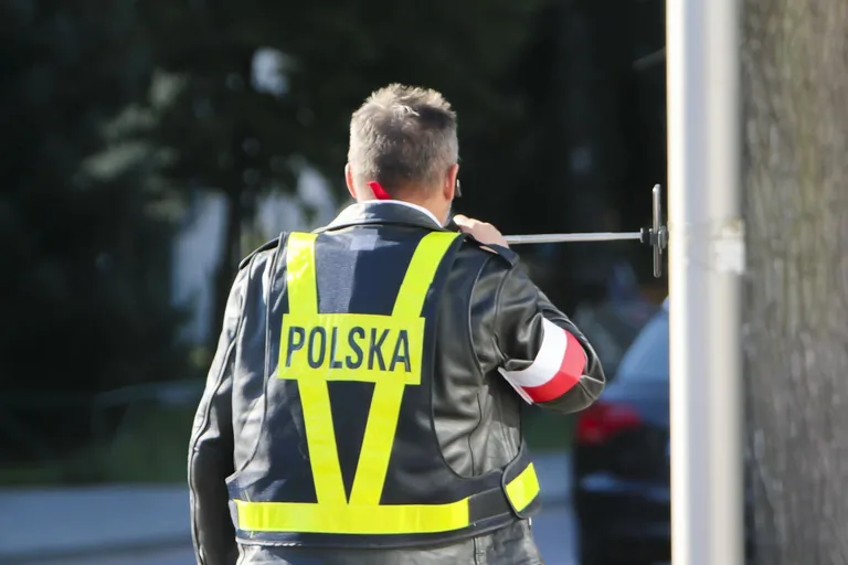 Mężczyzna protestujący pod ostrowskim sądem domaga się gruntownej reformy wymiaru sprawiedliwości (zdjęcia)