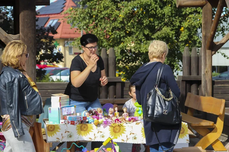"Sprzedaj - Wymień - Oddaj - Kup" - motto Wyprzedaży Garażowej w Ogródku Jordanowskim (zdjęcia)