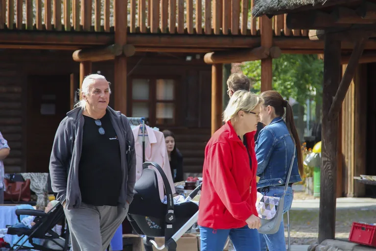 "Sprzedaj - Wymień - Oddaj - Kup" - motto Wyprzedaży Garażowej w Ogródku Jordanowskim (zdjęcia)