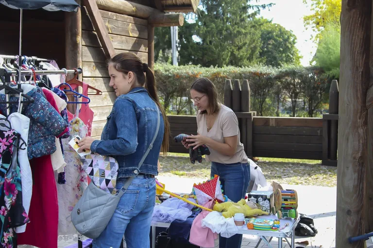 "Sprzedaj - Wymień - Oddaj - Kup" - motto Wyprzedaży Garażowej w Ogródku Jordanowskim (zdjęcia)