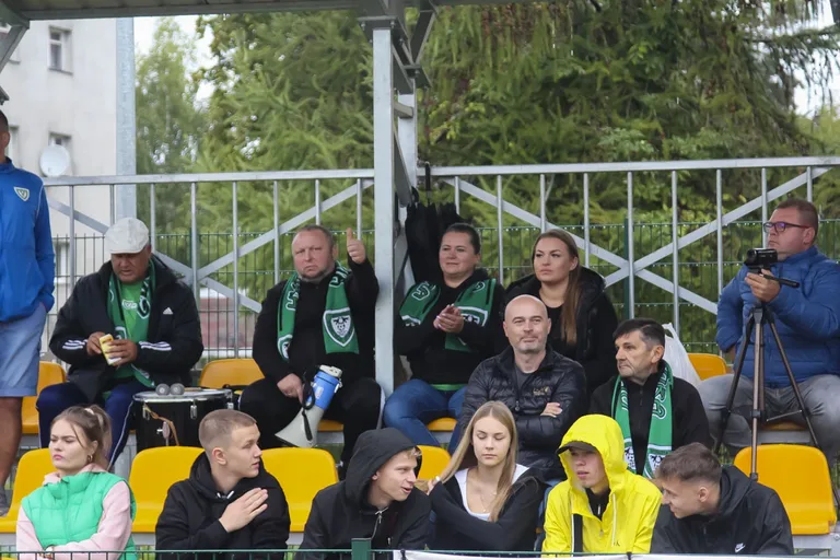 Trybuny pełne kibiców podczas meczu KS Ostrovia i GKS Opia Opinogóra (zdjęcia)