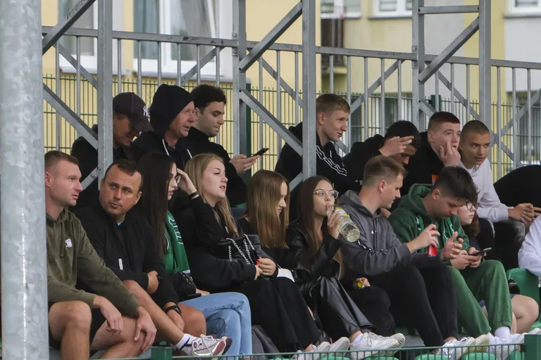 Trybuny pełne kibiców podczas meczu KS Ostrovia i GKS Opia Opinogóra (zdjęcia)