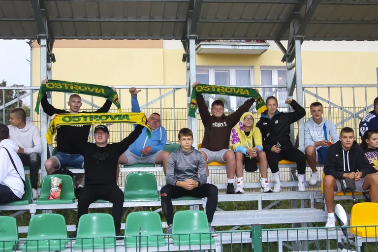 Trybuny pełne kibiców podczas meczu KS Ostrovia i GKS Opia Opinogóra (zdjęcia)